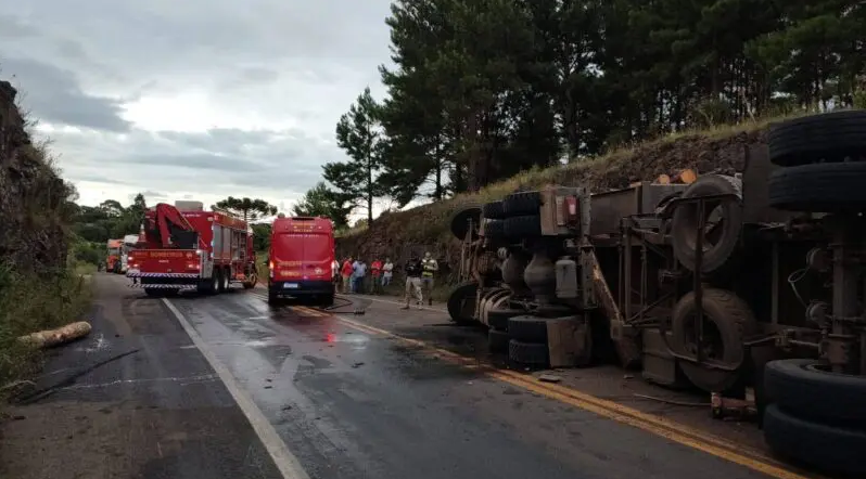 Homem morre ao tombar caminhão na BR-116, em Vacaria