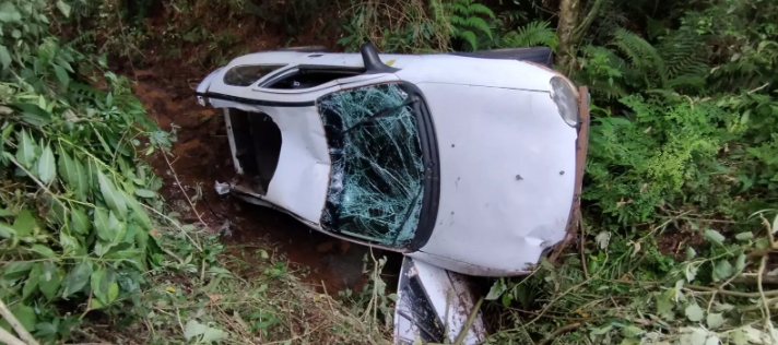 Idoso é resgatado após passar mais de 24h preso em carro tombado na BR-282