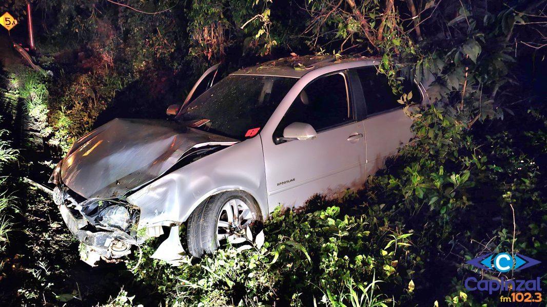 Jovens são socorridos após carro sair da pista na SC-150, em Ouro