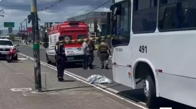 Menina de 12 anos morre atropelada por ônibus ao atravessar avenida movimentada