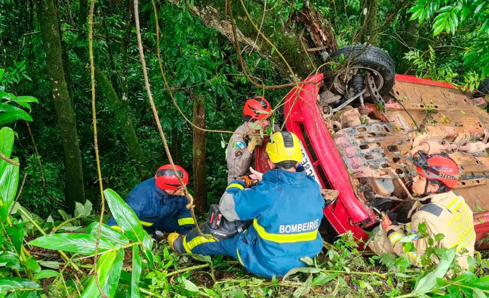 Motorista morre após capotar carro com a família e cair em ribanceira na Estrada da Ribeira