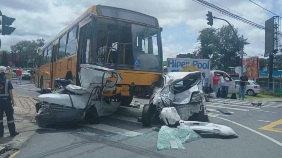 Ônibus sem freio “esmaga” carros na sinaleira e deixa 1 morto e 9 feridos em Curitiba