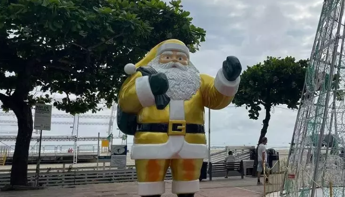 Papai Noel verde e amarelo chama a atenção em Balneário Camboriú