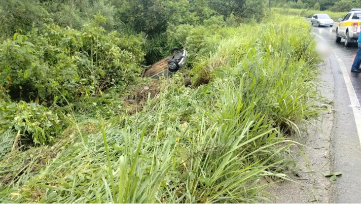 Veículo ‘despenca’ de ribanceira e deixa uma pessoa morta em SC