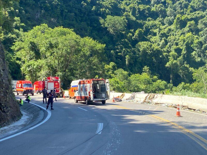 Caminhoneiro morre após caminhão despencar em ribanceira na ERS-122 entre Flores da Cunha e Antônio Prado