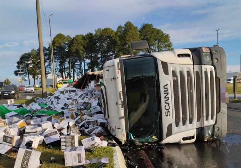 Carreta carregada de vinhos tomba no Trevo do Patussi