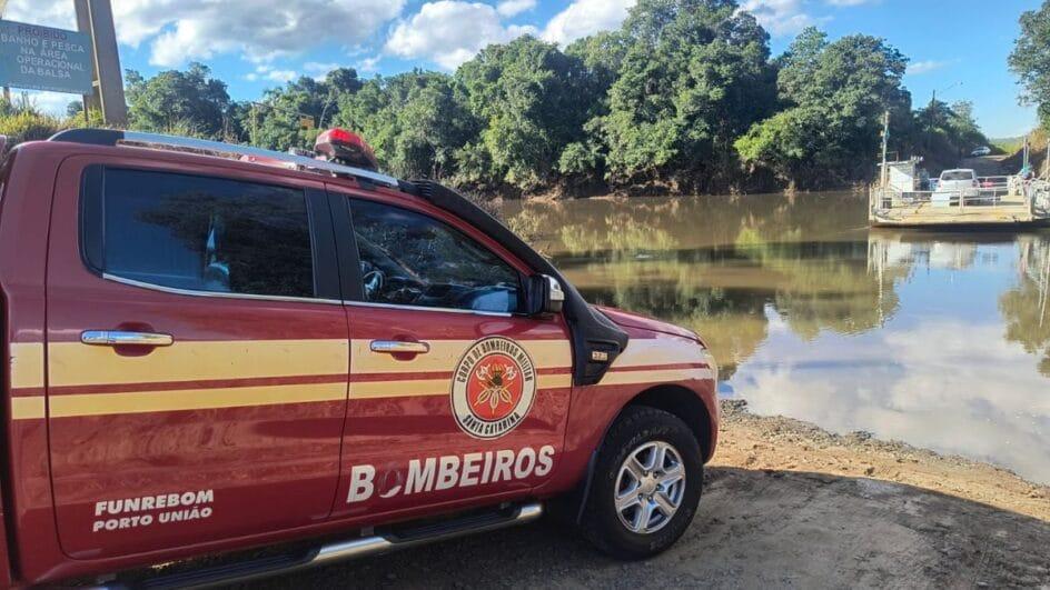 Carro fura proteção de balsa e cai dentro de rio em SC