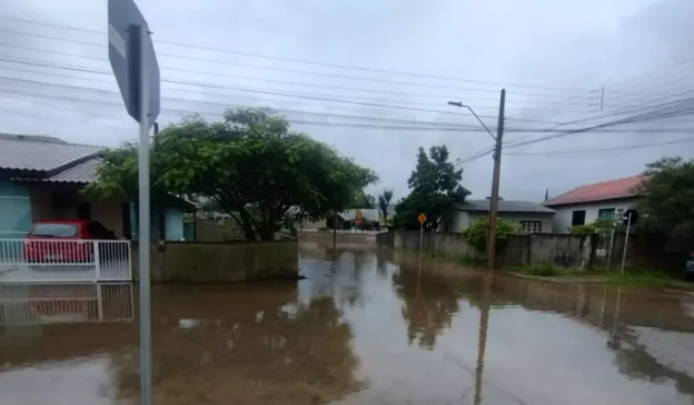 Cidade de SC registra 140 mm em poucas horas de chuva e tem ruas alagadas