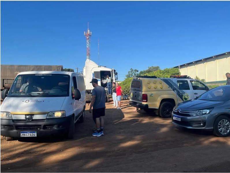 Homem foi encontrado morto, dentro de caminhão, no pátio de empresa.