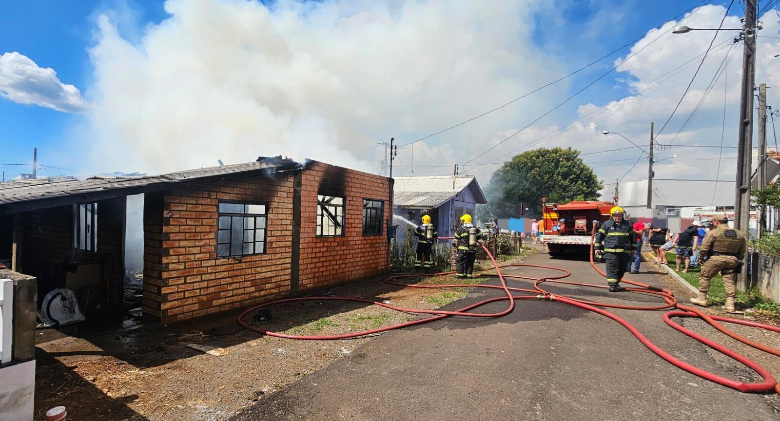 Incêndio em residência no Bairro Nossa Senhora de Lourdes é controlado pelo Corpo de Bombeiros