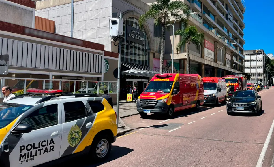 Morre no hospital trabalhador socorrido após cair de telhado de shopping em Curitiba; bombeiros não viram EPI