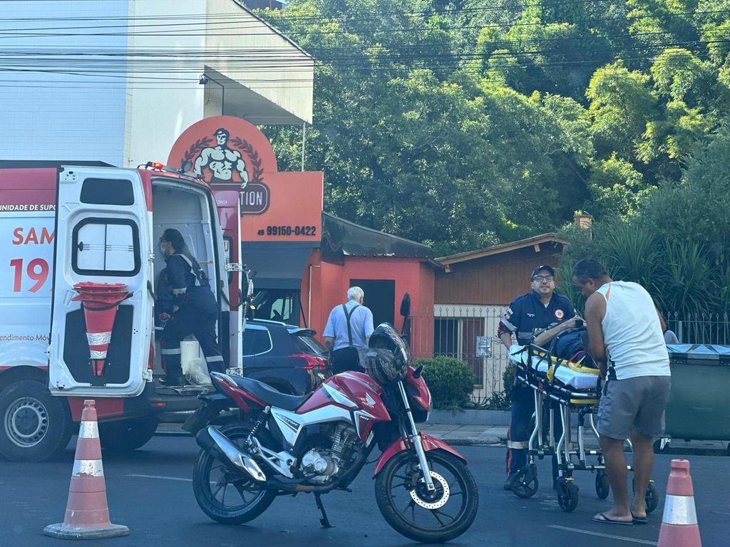 Motociclista fica ferido em acidente no centro de Joaçaba