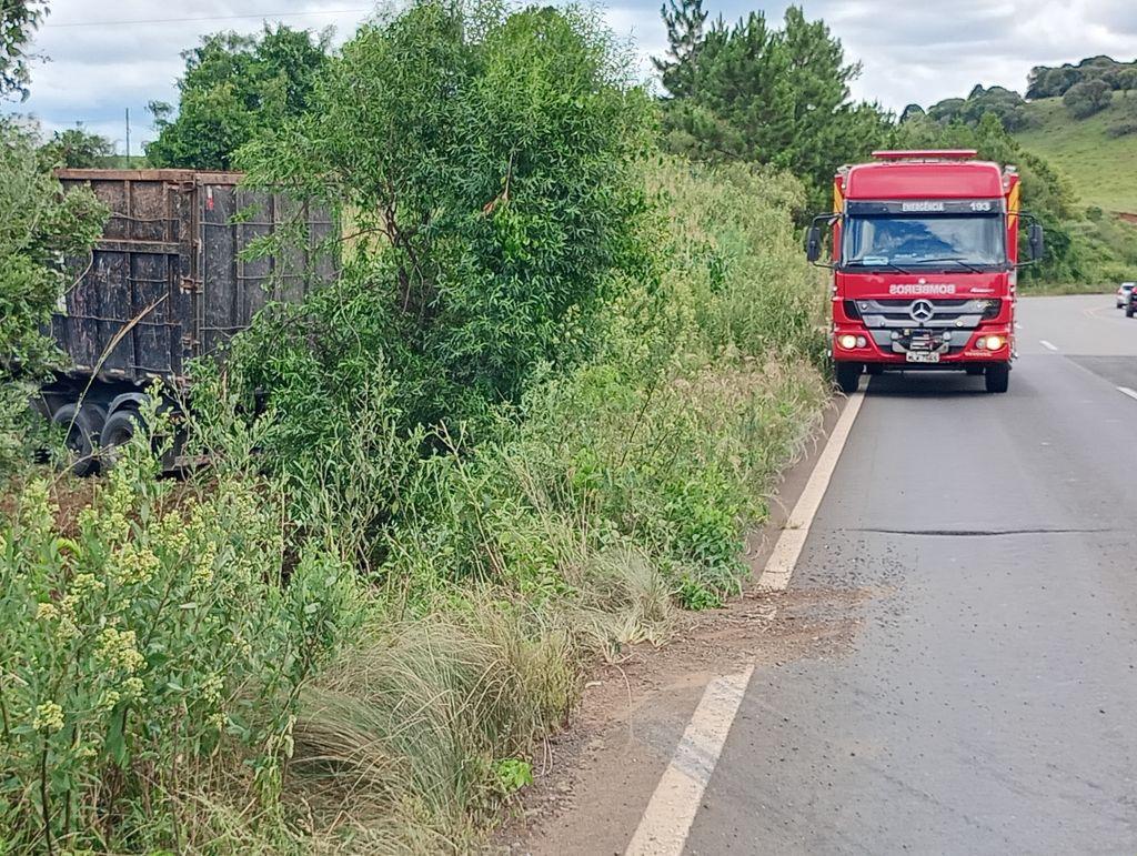 Motorista fica ferido em saída de pista de carreta na BR-470