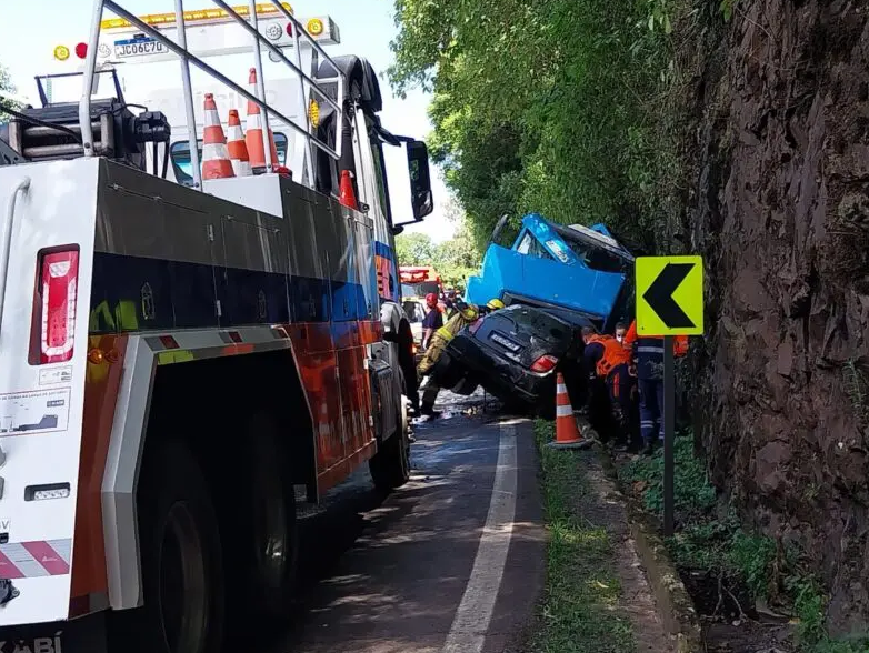 Motorista morre após colisão com caminhão-caçamba, na ERS-122, em Farroupilha