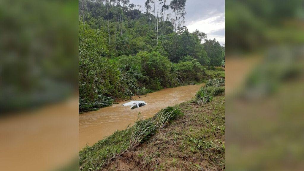 Mulher morre afogada após carro cair em ribeirão e ser arrastado pela correnteza em SC