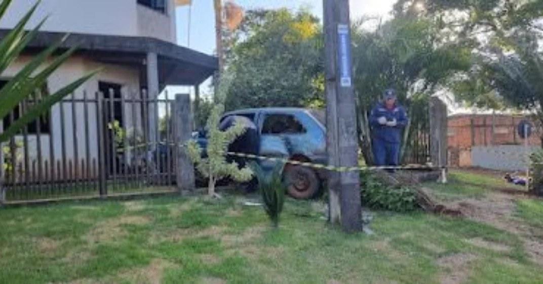 Mulher passa mal, marido tenta socorrê-la, bate o carro e ela morre a caminho do hospital