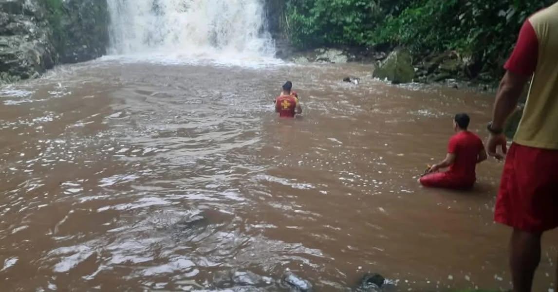 Namorado e padrasto morrem ao tentar salvar jovem que caiu em cachoeira no Paraná