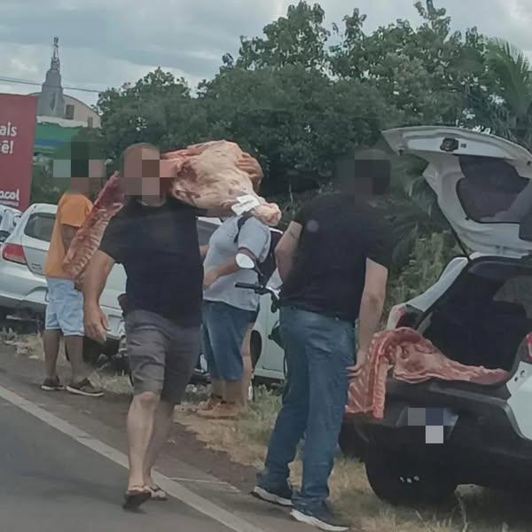 Pessoas ‘abraçam’ carne e furtam 5 toneladas após tombamento; veja fotos