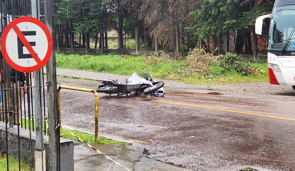 Piloto morre e garupa de 12 anos fica em estado grave após carro “passar por cima” de moto na CIC