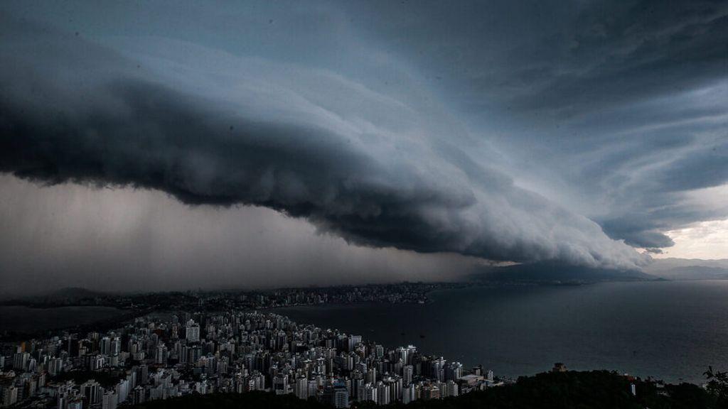 Restante da semana segue com chance de chuva e temporais em SC