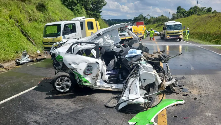 Servidora da prefeitura fica em estado grave ao bater carro contra caminhão: “Isso é Contorno Morte”, diz testemunha