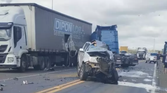 URGENTE: grave acidente entre dois caminhões e caminhonete deixa uma pessoa morta em Lages