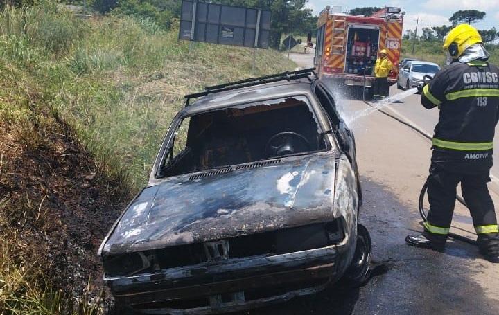 Veículo é destruído por incêndio na BR-470 em Campos Novos.