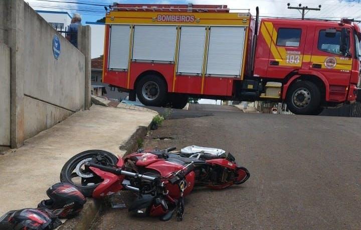 Acidente entre carro e moto deixa duas pessoas feridas em Campos Novos.