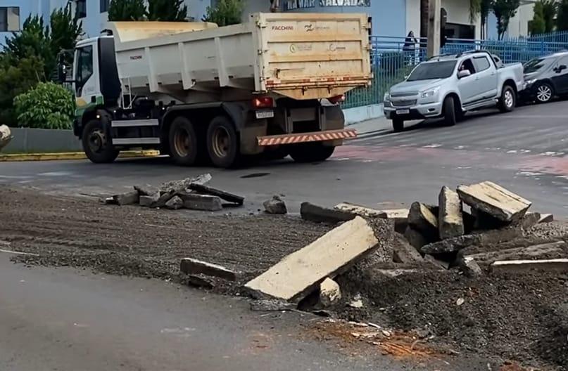 Canteiros da Avenida Belincanta Netto são retirados para melhorar trânsito e escoamento de águas pluviais.