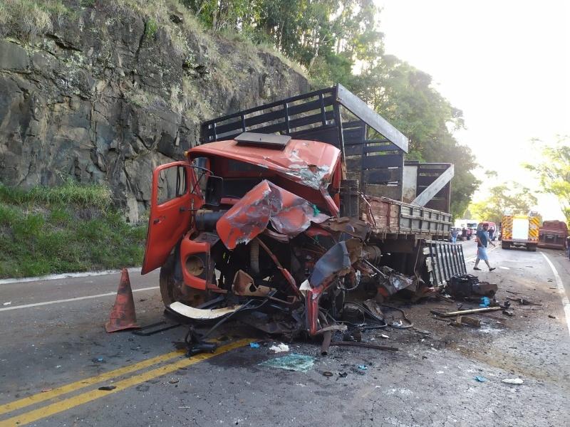 Motorista tem perna parcialmente amputada após colisão entre caminhão e carreta na BR-282.